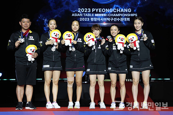한국 여자 탁구 대표팀 선수들이 강원도 평창돔에서 열린 2023 제26회 평창아시아탁구선수권대회 여자단체전 중국과의 결승전에서 준우승을 한뒤 기념촬영을 하고 있다.