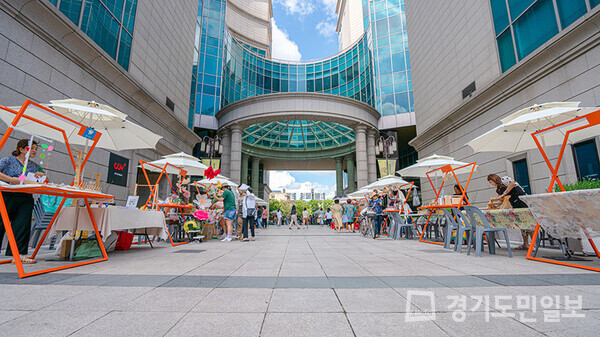 지난 8월 말 현대백화점 중동점 원형광장에서 열린 ‘도시사파리 예술시장’ 여름 시장 현장.