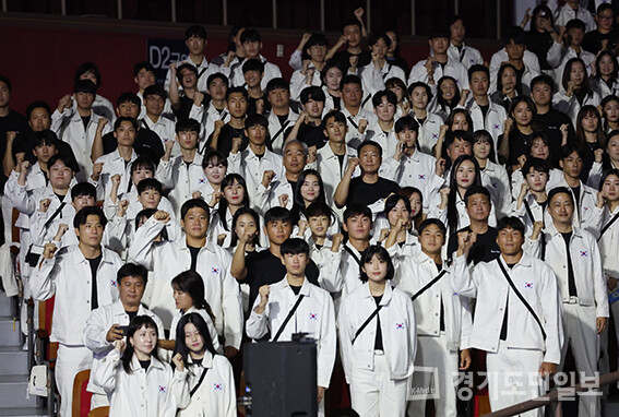 서울 올림픽공원 올림픽홀에서 열린 2022 항저우 아시안게임 선수단 결단식에서 참가자들이 기념촬영을 하고 있다.