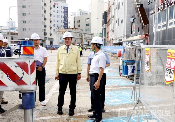 최대호 안양시장이 18일 오전 만안구 안양동의 수암복개공영주차장 철거 공사현장을 방문했다.