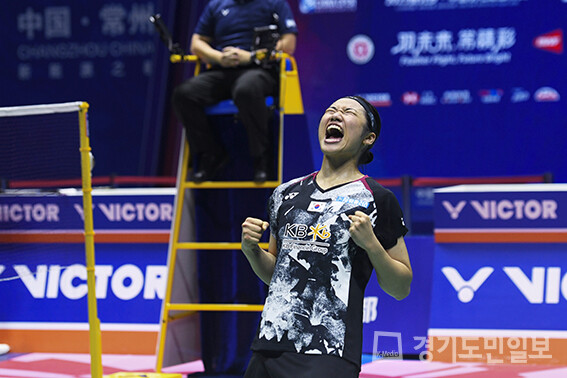안세영이 지난 10일 중국 창저우 올림픽스포츠센터에서 열린 2023 세계배드민턴연맹(BWF) 월드투어 슈퍼 1000 중국오픈 여자 단식 결승 일본 야마구치 아카네와의 경기에서 승리를 거두며 우승 후 기뻐하고 있다.