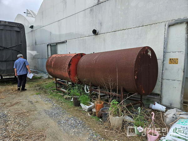 하남시가 화훼농가에서 사용하는 유류 탱크 관리 실태를 점검하고 있다.