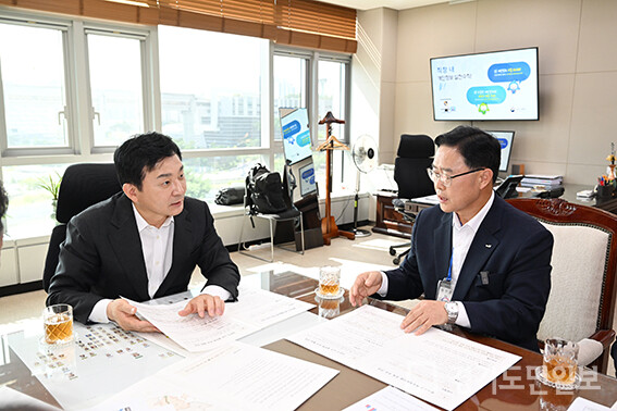 강수현(오른쪽) 양주시장이 원희룡 국토교통부 장관을 만나 민선8기 주요 현안사업의 조속한 추진을 요청하고 있다. 