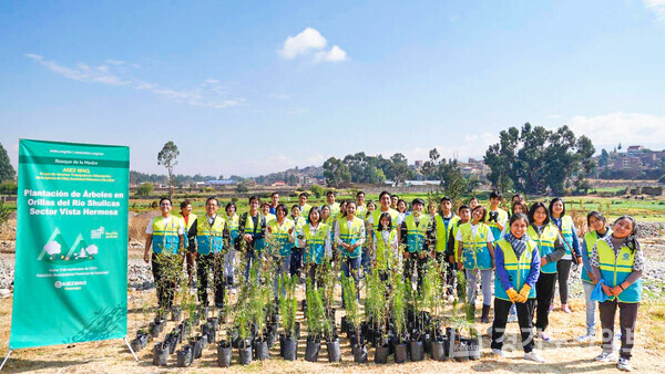 9월3일 페루 후닌주 우앙카요의 슐카스강 일대에 나무 100그루를 심은 ASEZ WAO 회원들. 이번 활동은 시민들에게 나무심기의 중요성과 환경보호 의식을 고취한 뜻 깊은 행사였다.