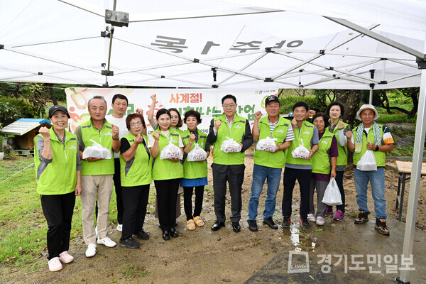 강수현 양주시장이 26일 양주1동 지역사회보장협의체가 진행한 ‘사계절 사랑애(愛) 김치 나눔 행사’에 함께했다.