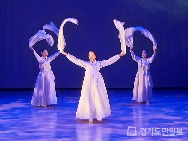 수원 정조테마공연장에서 무형문화재 ‘송악 김복련의 춤’으로 개관 기념공연의 포문을 열고 있다.