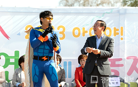 김덕현(오른쪽) 연천군수가 군민들을 만나 소통하는 ‘현장행정’을 강화해 나가고 있다. 