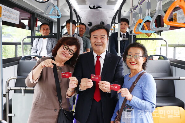 의왕시가 65세 이상 어르신의 이동권 보장과 대중교통 활성화를 위해 지난 6월 ‘노인 버스 무료 승차 지원 사업’을 시작했다. 