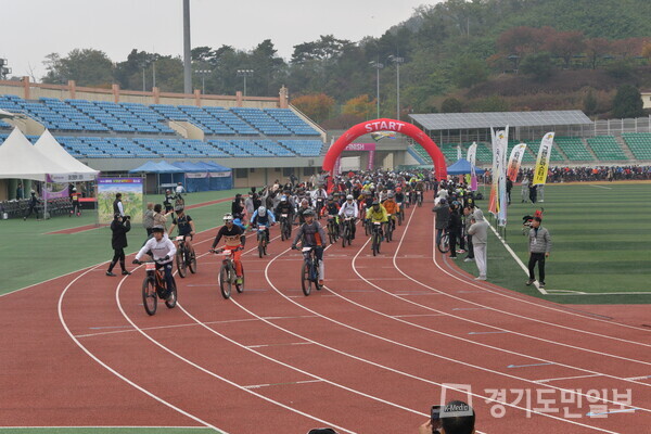 자전거 동호인들의 화합과 축제의 장인 ‘동두천 왕방산 MTB 대회’가 시작되고 있는 모습.
