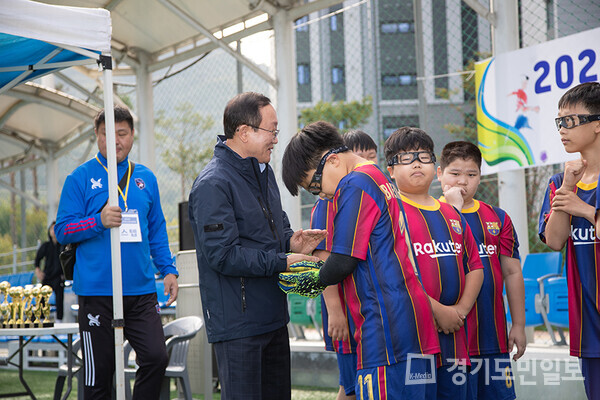 김덕현 연천군수가 청소년 풋살대회 참가 선수들을 격려하고 있다. 