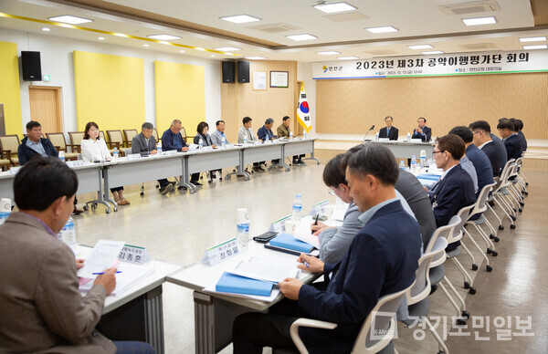 연천군이 본관 3층 대회의실에서 제3차 공약이행평가단 회의를 개최하고 있다.