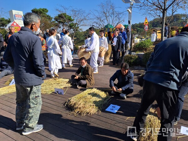 한국농촌지도자 이천시연합회가 짚공예 경연을 펼치고 있는 모습. 