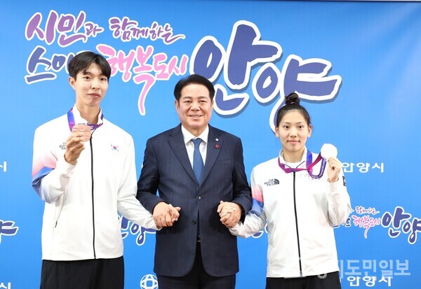 (왼쪽부터) 육상 이정태 선수, 최대호 안양시장, 수영 권세현 선수. 