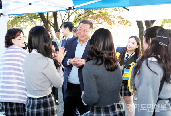 파주여자고등학교 축제에 참석한 김경일 파주시장이 학생들과 대화를 나누고 있다. 