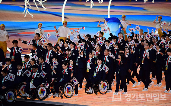 지난 22일 중국 항저우 올림픽 스포츠센터에서 열린 2022 항저우 장애인아시안게임 개회식에서 한국 선수단이 입장하고 있다.
