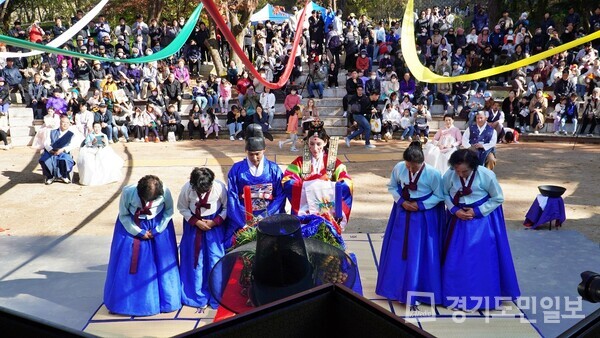 남양주시 평내동 주민자치회가 평내동 소재 문화재 궁집에서 ‘궁집에서 전통혼례’ 행사를 개최하고 있다. 