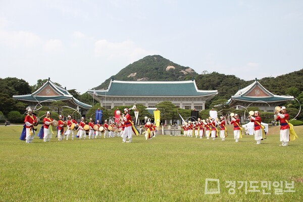 광주시립광지원농악단이 전통연희 문화예술 공연을 선보이고 있다.