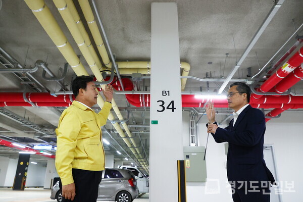 김성제(왼쪽) 의왕시장이 의왕초평 A3블록 아파트 현장을 방문해 긴급 안전점검에 나서고 있다.