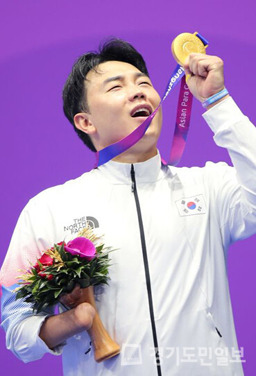 주정훈이 지난 25일 중국 항저우 샤오산 궈리 스포츠센터에서 열린 2022 항저우 장애인아시안게임 남자 K44 겨루기 80㎏급 결승에서 이란 알리레자 바흐트를 15-13으로 꺾고 금메달을 목에 걸었다.