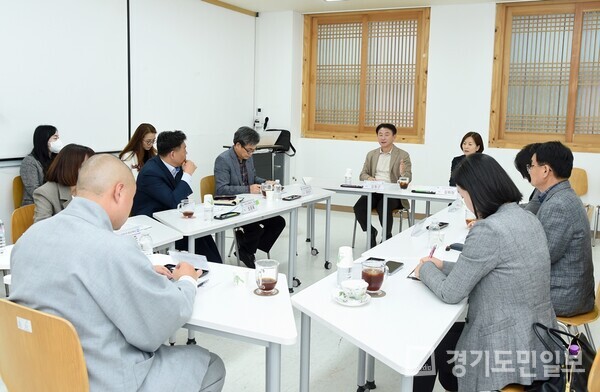 김동근 의정부시장이 송산노인종합복지관에서 복지관 기관장과의 간담회를 갖고 있다. 