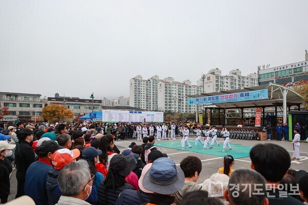 ‘제11회 화도읍 건강걷기 축제’ 태권도 시범 식전공연이 펼쳐지고 있다. 