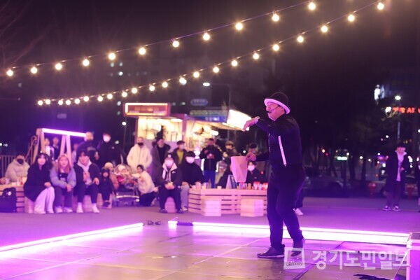 시흥시 청소년 동아리 출신 청년이 거리공연을 펼치고 있는 모습.