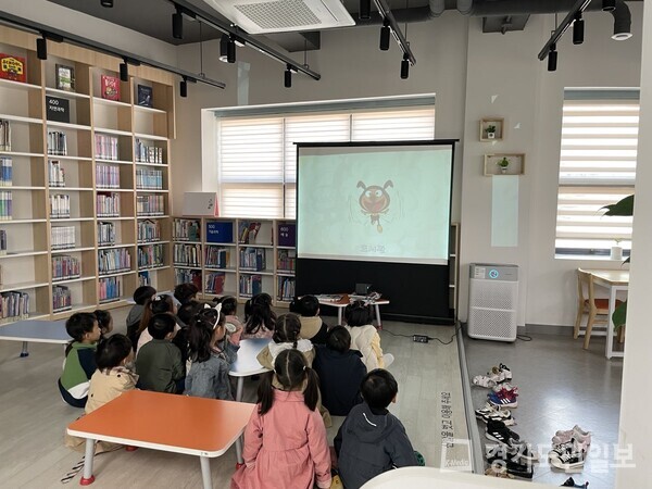 시흥시 대야평생학습관이 초등학교 저학년 학생들을 대상으로 ‘그림책 감정표현 놀이(마음아 놀자) 프로그램’을 진행하고 있다. 