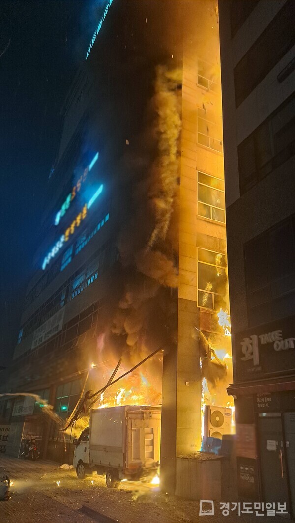 의정부시 민락동 요양병원 1층의 한 창고에서 화재가 발생해 불길이 치솟고 있다. 