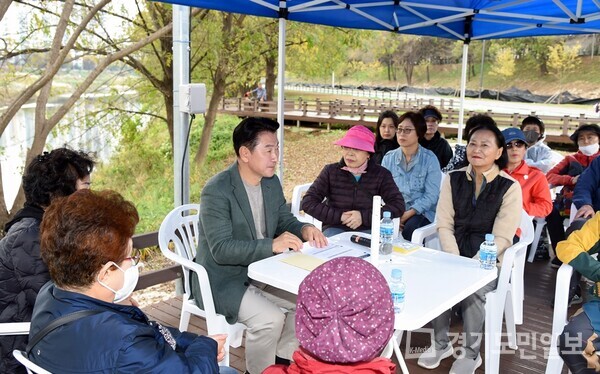 김동근 의정부시장이 중랑천 발물쉼터에서 현장시장실을 열고 최근 중랑천에 조성된 건강흙길에 관해 시민들의 목소리를 듣고 있다.