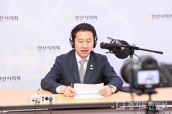 안산시의회가 10일부터 사내방송 ‘안산시의회 FM’을 송출한다. 사진은 첫 회 방송 DJ를 맡은 송바우나 의장이 녹음에 임하고 있는 모습.
