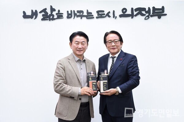 ㈜풀리뷰티가 김동근(왼쪽) 의정부시장에게 탈모샴푸 및 스킨케어 클렌저 50세트(340만원 상당)를 기부하고 있다. 