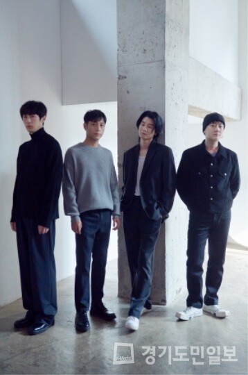 퓨처팝 장르의 선두주자 ‘THE SOLUTIONS’. (왼쪽부터) 권오경(베이스), 나루(기타), 박솔(보컬), 박한솔(드럼).