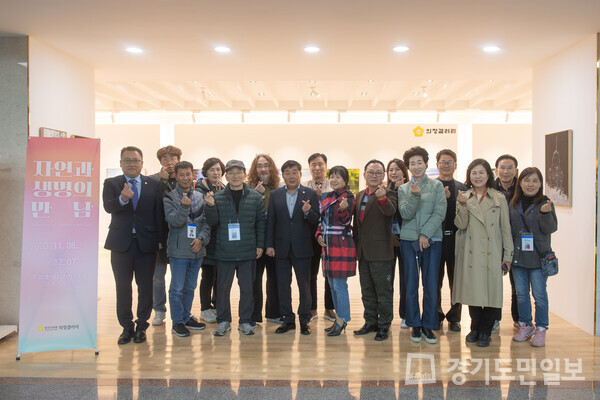윤창철(앞줄 왼쪽부터 네 번째) 의장과 정현호(앞줄 왼쪽부터 첫 번째) 의원이 한국사진작가협회 양주지부 회원들과 함께 기념촬영을 하고 있다.