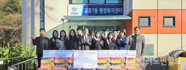 서울삼육중학교 선생님과 학생들이 구리시 교문1동에 가래떡 10상자와 라면 50상자를 기탁하고 있다. 
