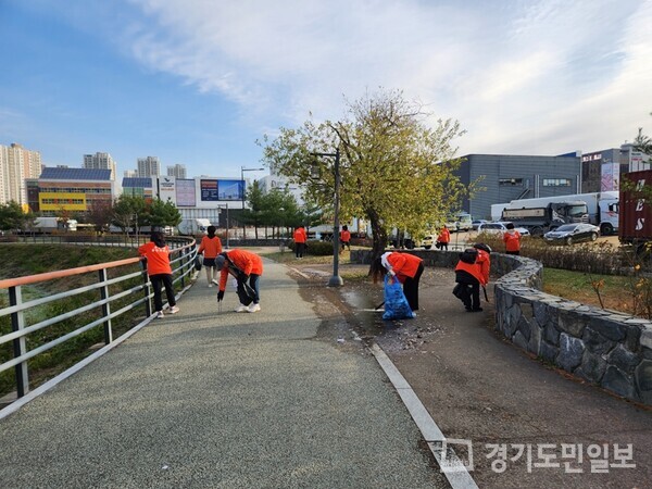 의정부시 송산3동 주민자치회가 민락천 일대에서 ‘깨끗한 송산3동 만들기’를 시작하고 있다. 