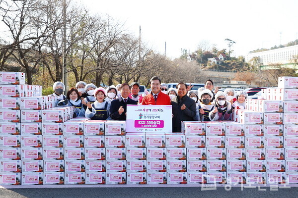 의왕시 백운호수 제방 공영주차장에서 2023년 ‘사랑의 김장 나눔 행사’가 전개되고 있다. 