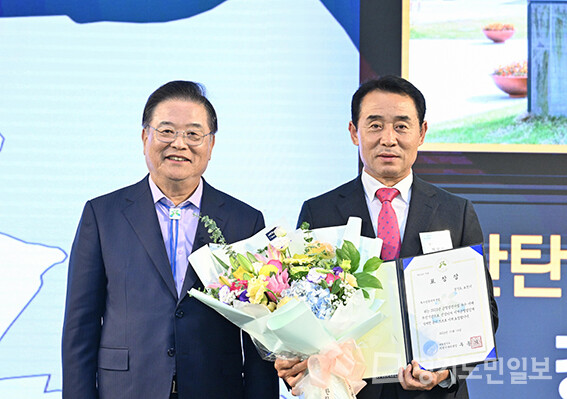 포천시가 14일 충남 아산에서 열린 ‘2023년 균형발전사업 우수사례 시상식’에 참석해 기관표창을 수상했다. 