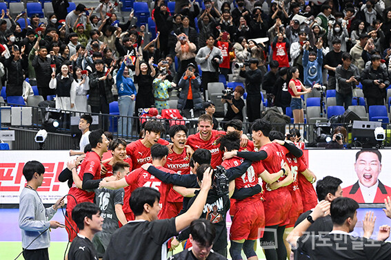 수원 실내체육관에서 열린 도드람 2023-24 V리그 한국전력과 OK금융그룹의 경기, 3대 0으로 승리한 한국전력 선수들이 기뻐하고 있다.