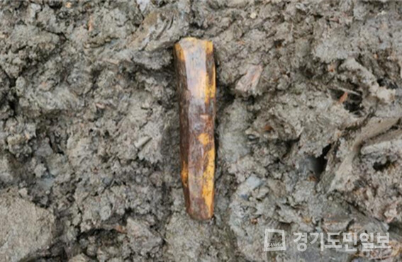 양주 대모산성(사적 제526호)에 대한 13차 학술 발굴조사 중 성내 상단부 집수시설에서 태봉국의 연호가 쓰인 목간이 출토됐다. 