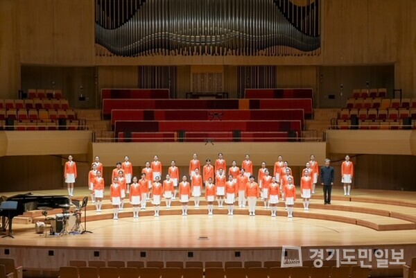 안성시립소년소녀합창단 정기연주회가 시작되고 있는 모습.