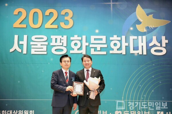 화성시의회 임채덕(오른쪽) 의원이 2023 서울평화문화대상 황교안 대회장으로부터 도시개발 자치의정대상을 수여받고 있다. 