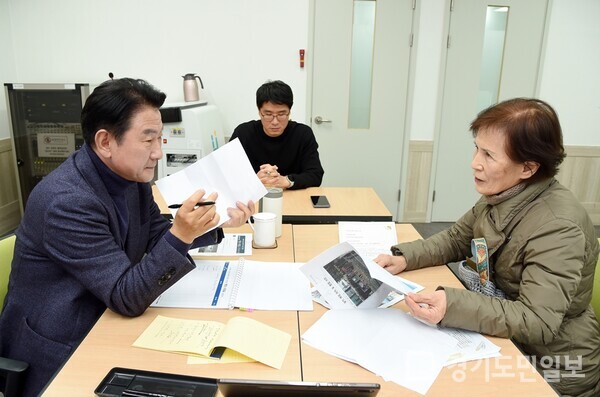 김동근(왼쪽) 의정부시장이 의정부시평생학습원에서 현장시장실을 열고 시민의 목소리에 귀를 기울이고 있다.