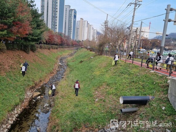 남양주시 호평동 통장협의회가 구룡천 일대에서 환경정화 활동을 벌이고 있다.