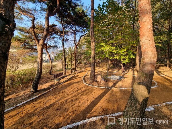 용인특례시 수지구 상현동 서봉숲속근린공원 내 산책로 일부 구간 어싱길 조성공사 모습.