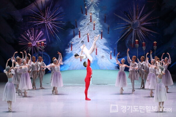 온가족이 함께 즐길 수 있는 스테디셀러 발레 공연 ‘호두까기인형’의 한 장면.