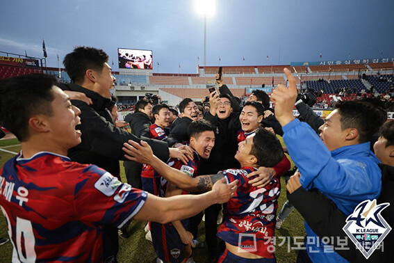 김천 상무 선수들이 K리그2 서울 이랜드FC와의 최종전 승리로 역전 우승과 1부 승격에 기뻐하고 있다.