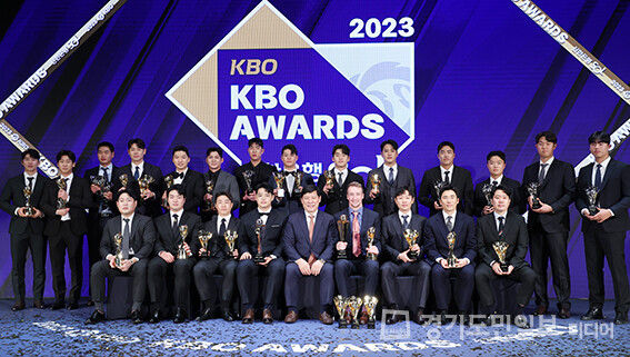 2023 신한은행 SOL KBO 시상식에서 허구연 총재가 MPV를 수상한 NC 페디와 신인상 한화 문동주 등 수상자들과 기념촬영을 하고 있다.