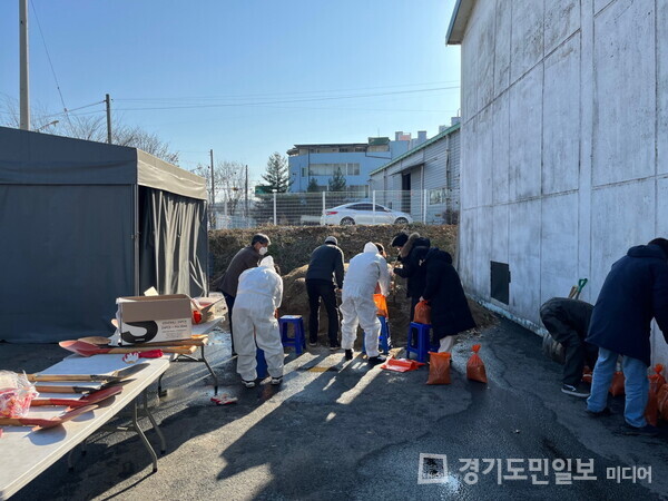 안성시 원곡면이 주민자치센터 주차장 앞 제설장에서 겨울철 사전 대비 모래주머니를 제작하고 있다. 