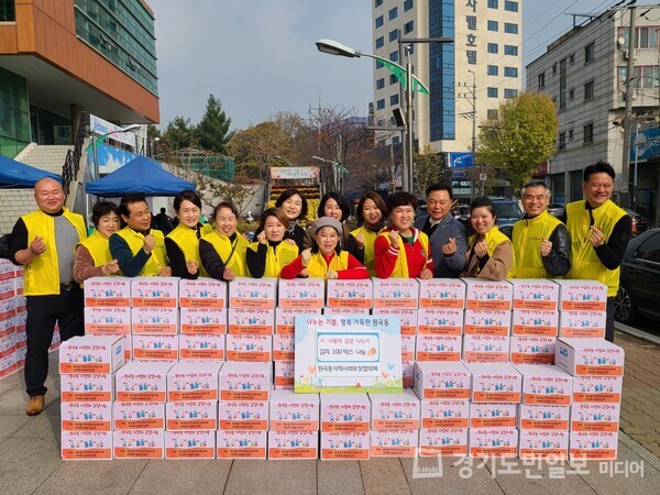 안산시 단원구 원곡동 지역사회보장협의체가 100가구에 김장김치(5㎏)를 전달하기 전 사진을 찍고 있다.