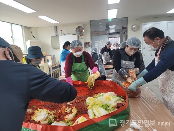 사단법인 구리시자원봉사센터가 취약계층의 따뜻한 겨울나기를 위한 ‘김장 나눔’ 봉사활동을 펼치고 있다.
